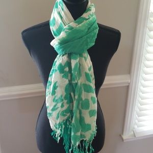 BUNDLE ME!  2/$15 SCARVES.  GREEN AND WHITE SCARF